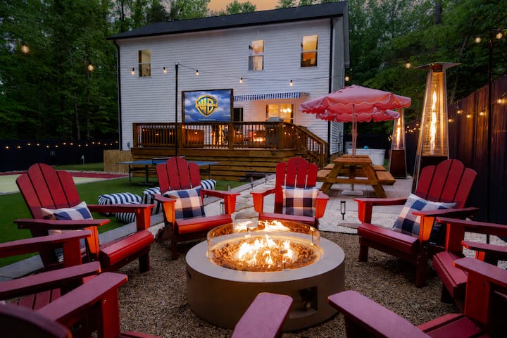 Fire pit seating and outdoor movie screen
