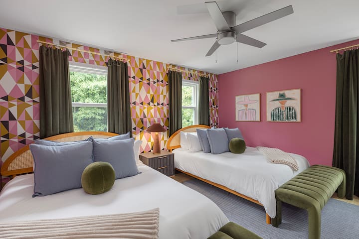 Bedroom 4 with two queen beds